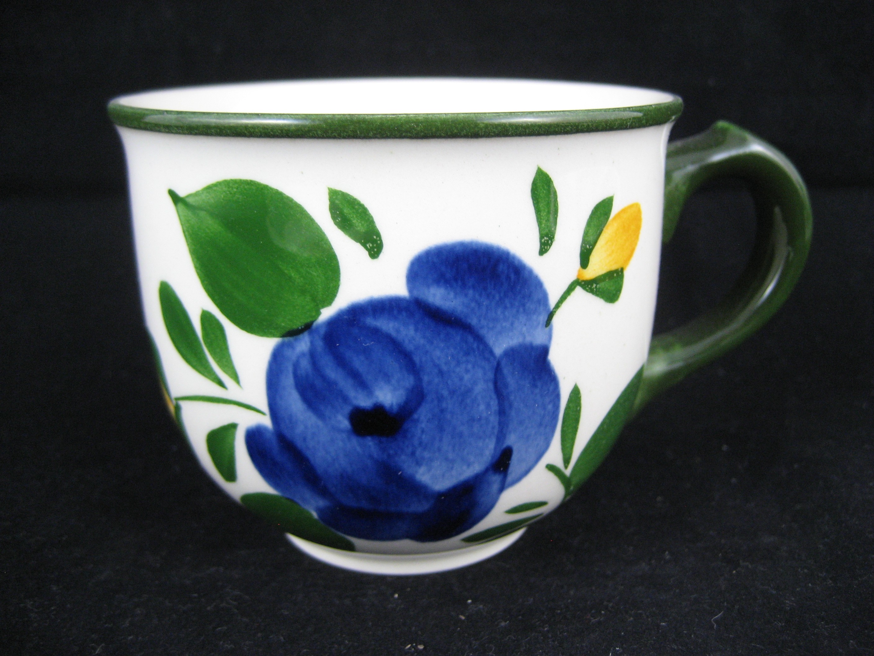 Kaffeetasse mit blauer Blume