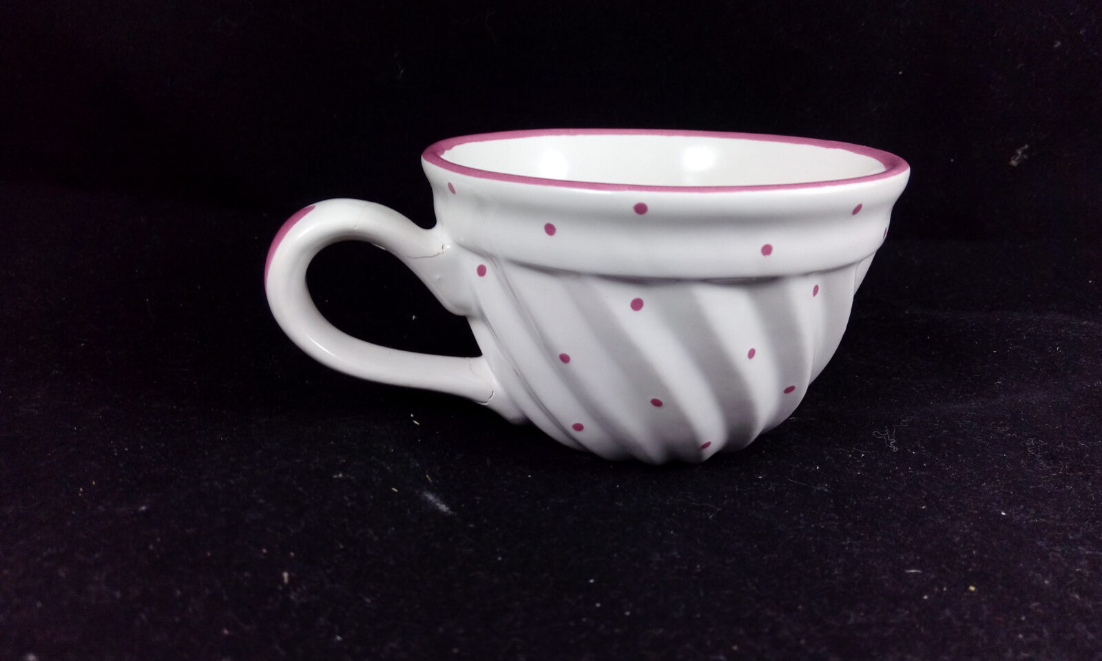 Tasse h: 6 cm d: 9cm mit Riss am Henkel rosa Tupfen Gmundner Keramik